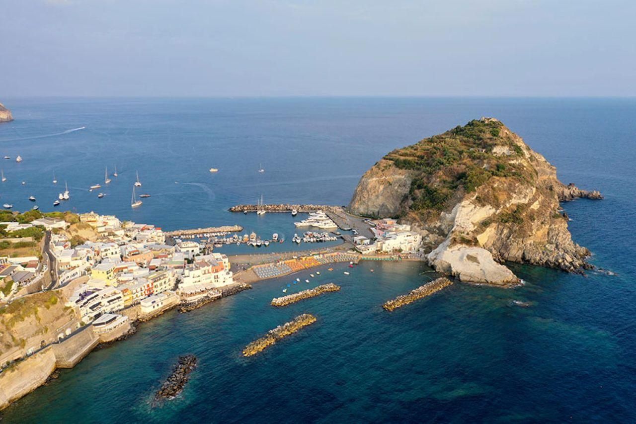 Ischia: Minikreuzfahrt um die Insel mit Zwischenstopp in Sant'Angelo