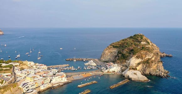 Ischia: Mini-cruise around the island with a stop at Sant&#39;Angelo