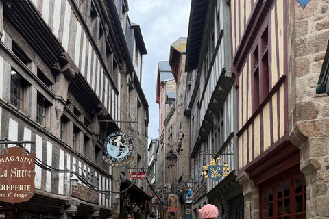 Mont Saint-Michel: Guided walking tour of the village and abbey Mont Saint-Michel: Guided tour of the village without a ticket for the abbey