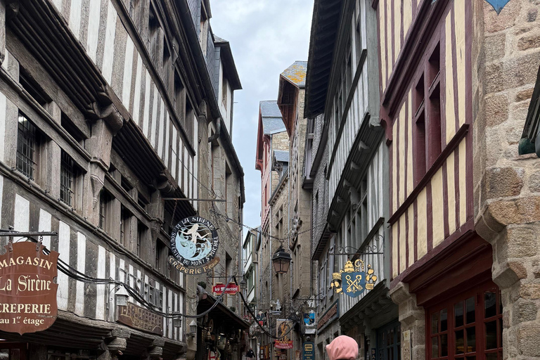 Mont Saint-Michel: Guided walking tour of the village and abbey Mont Saint-Michel: Guided tour of the village without a ticket for the abbey