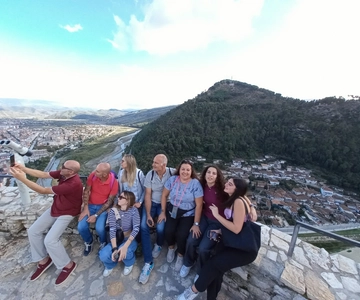 De Tirana: Viagem de 1 dia à cidade de Berat, Durres e Lago Belshi