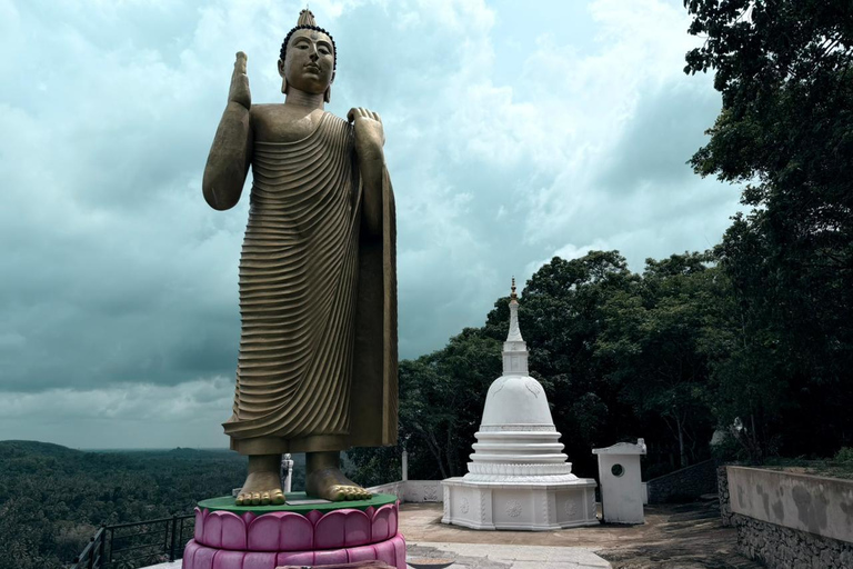 From Colombo: Gampaha District Temples & Jungle Hike Tour