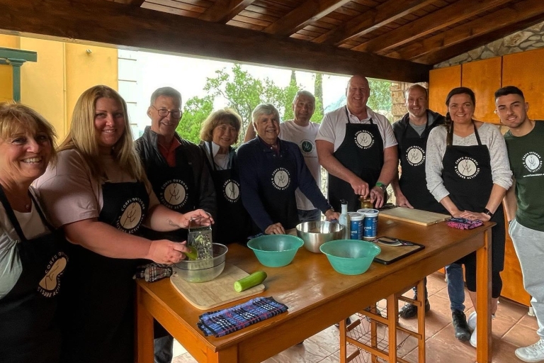 Korfu: grecka lekcja gotowania i posiłek w lokalnym domu rodzinnymLekcje gotowania i posiłek w lokalnym domu rodzinnym – transfer do hotelu