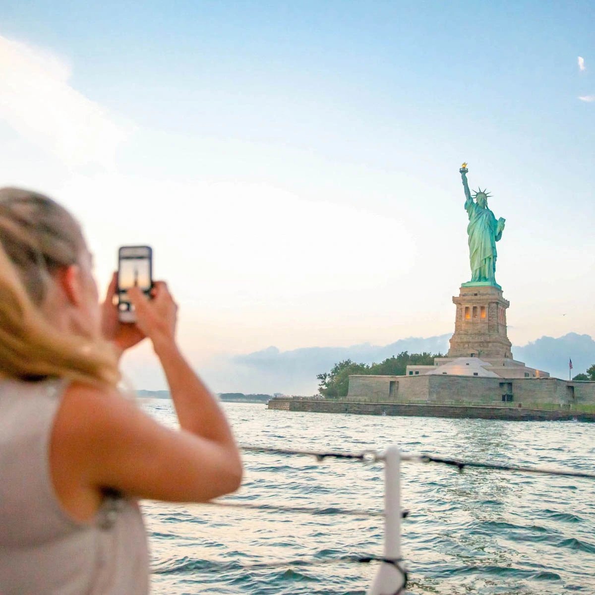 https://cdn.getyourguide.com/img/travel_guide/9b98864eed803ae88ab2192a1fdbc404.webp/original.jpg