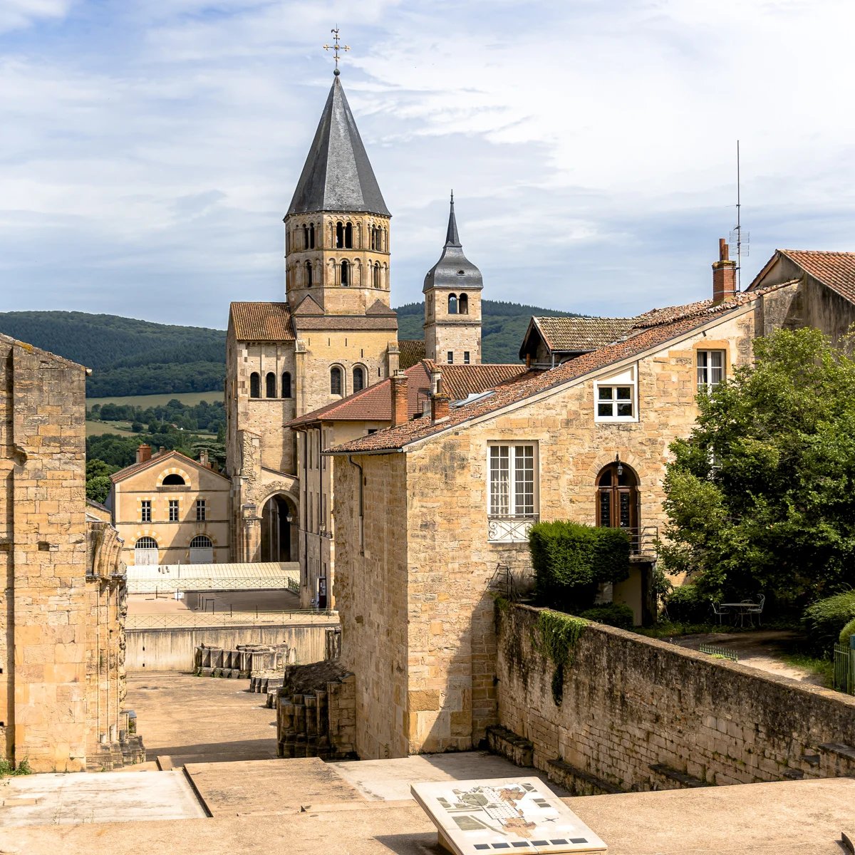 https://cdn.getyourguide.com/img/travel_guide/c47bc12d5a7b7b5bbb57c817ae0318bd.webp/original.jpg
