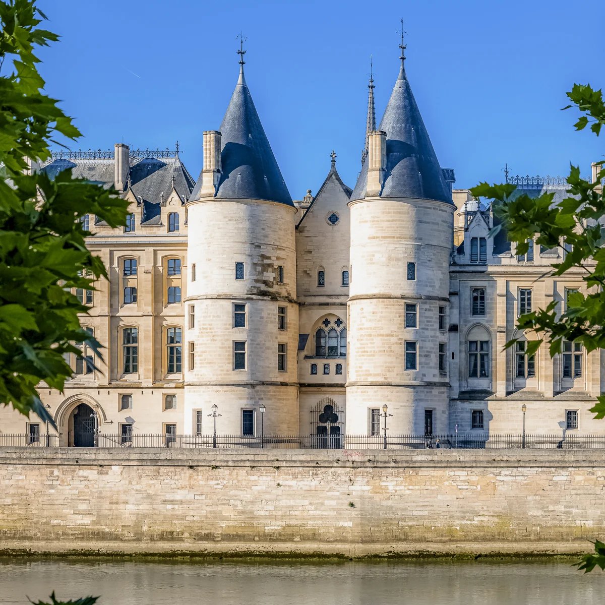 https://cdn.getyourguide.com/img/travel_guide/c56ab07a127a41c51c1e8f0fe6359991.webp/original.jpg